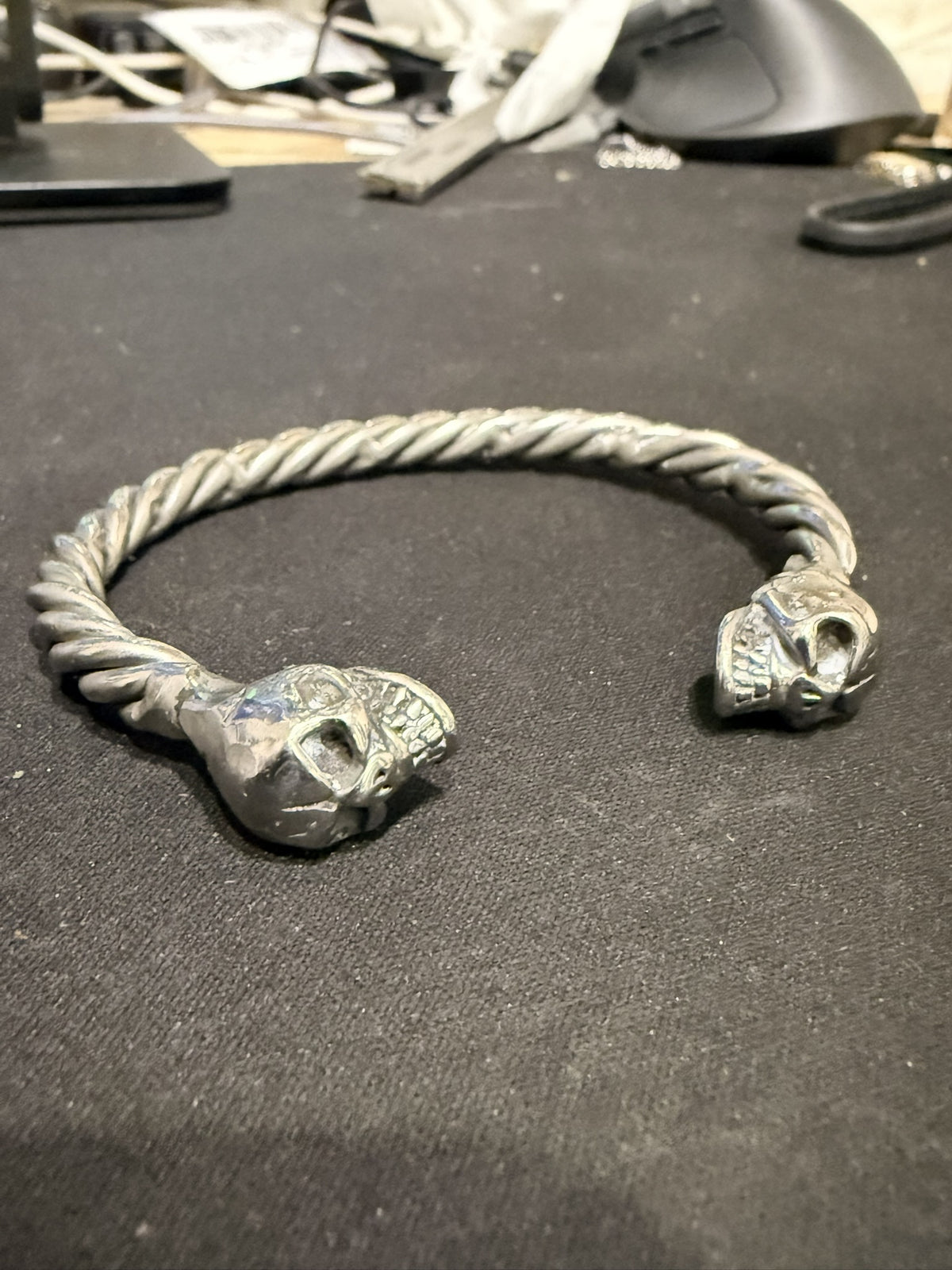 Bracelet jonc torsadé et deux têtes de mort — photo originale de l’atelier