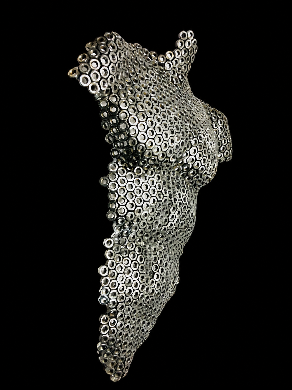 Buste d’homme sculpté en écrous métalliques, photographié de trois quarts sur fond noir