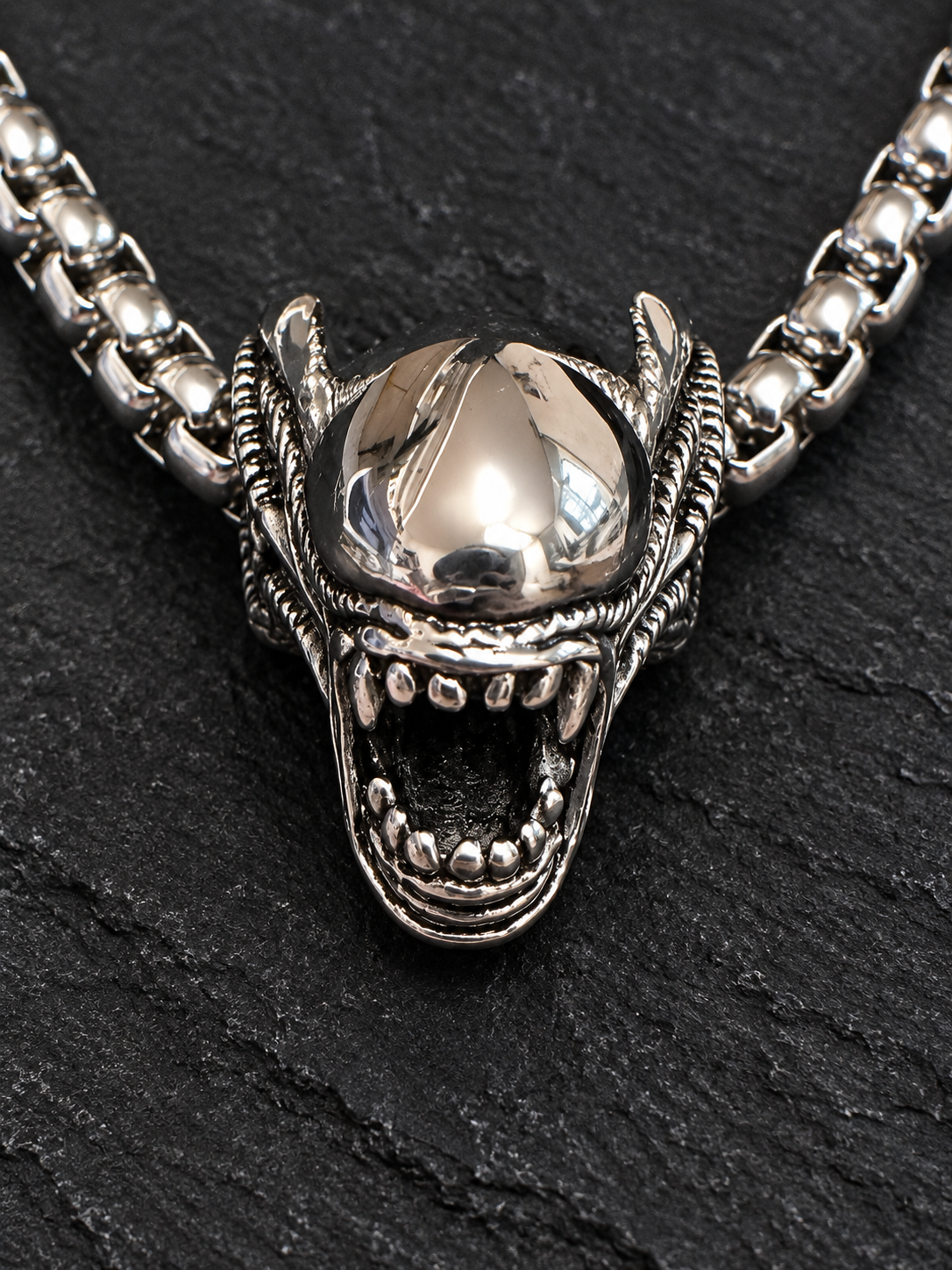 Collier tête Alien en acier inoxydable — face