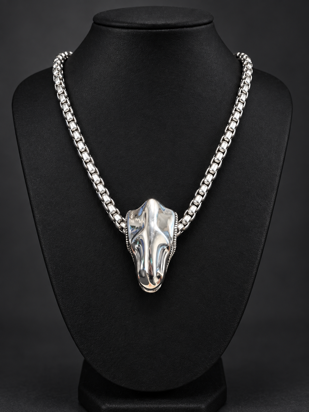 Collier tête Alien en acier inoxydable — studio