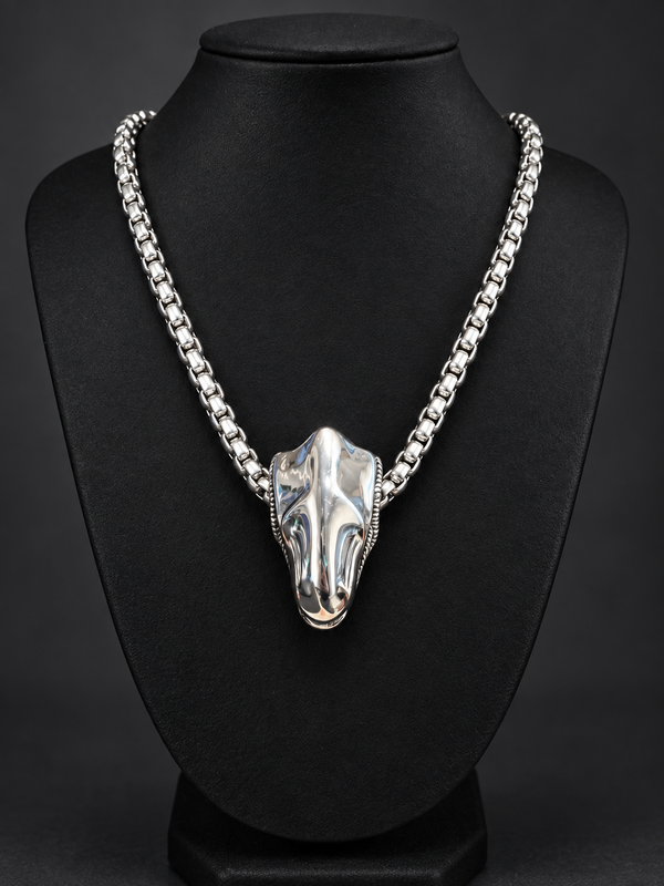 Collier tête Alien en acier inoxydable — studio