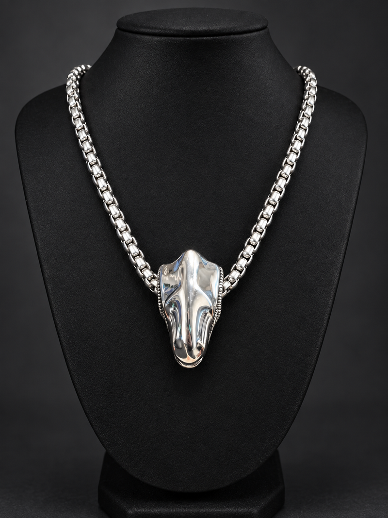 Collier tête Alien en acier inoxydable — studio