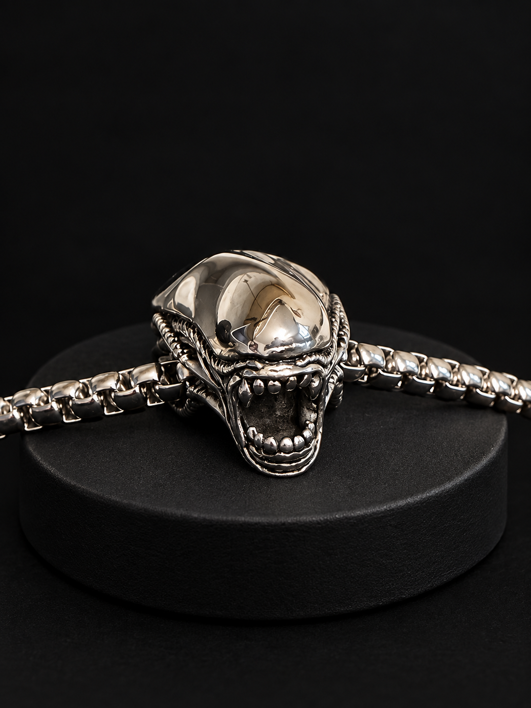 Collier tête Alien en acier inoxydable — troisquarts