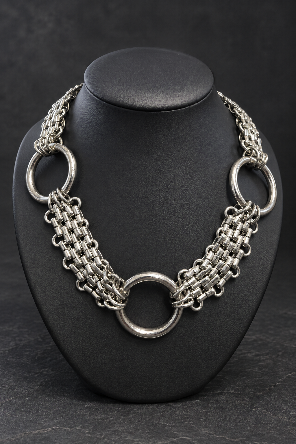 Collier à trois anneaux et mailles larges — détail du bijou, photo retouchée