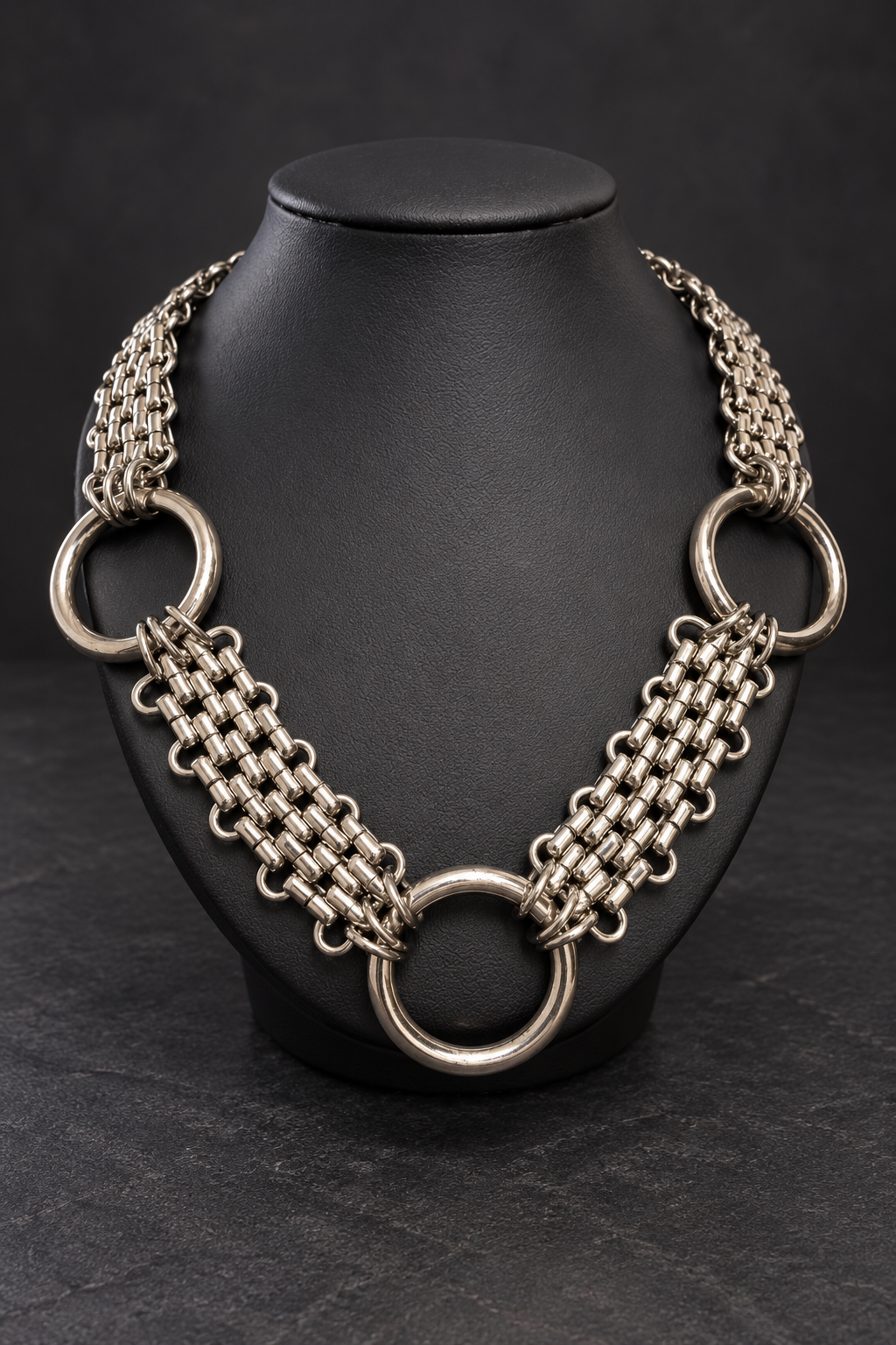 Collier à trois anneaux et mailles larges — détail du bijou, photo retouchée