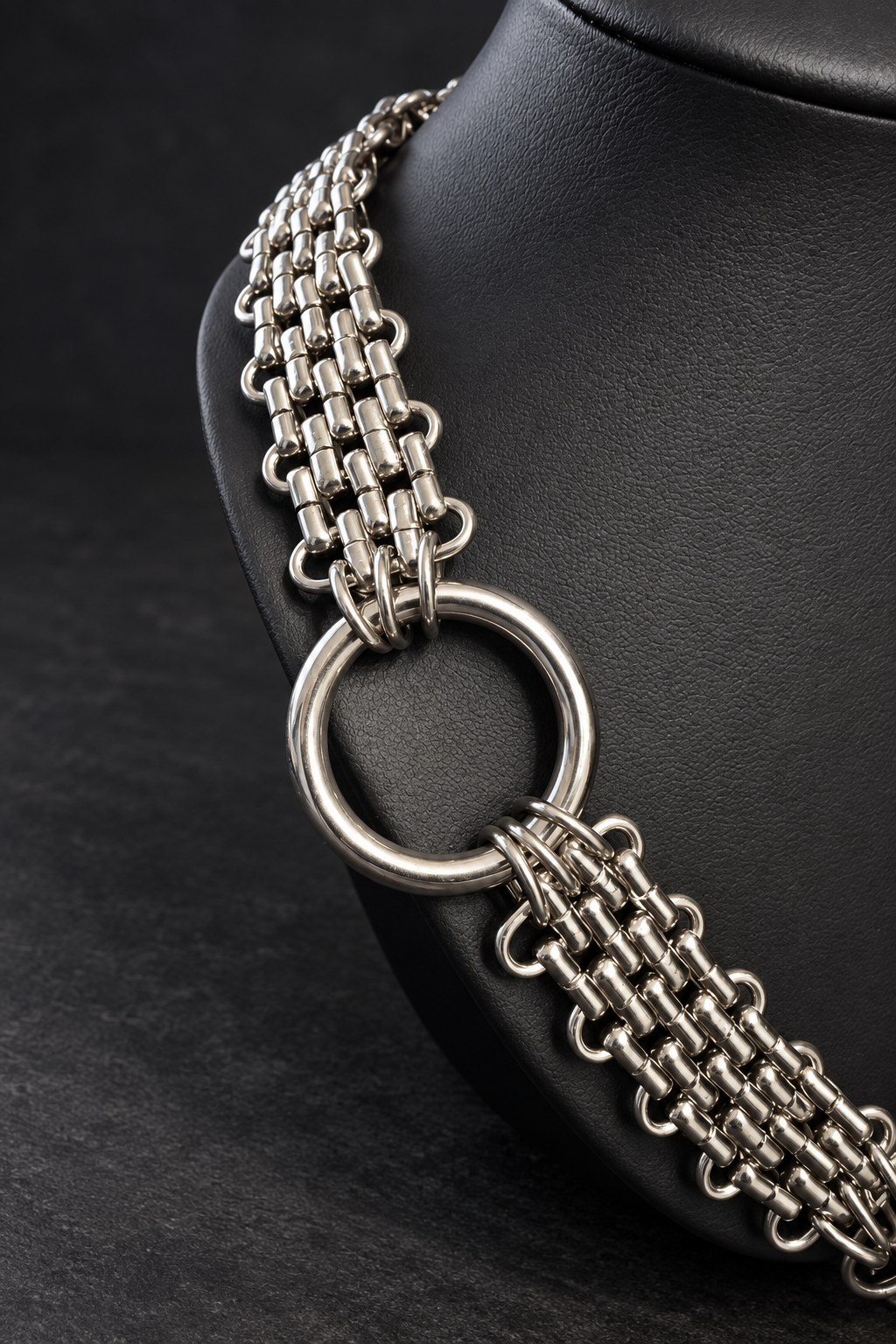 Collier à trois anneaux et mailles larges — détail du bijou, photo retouchée