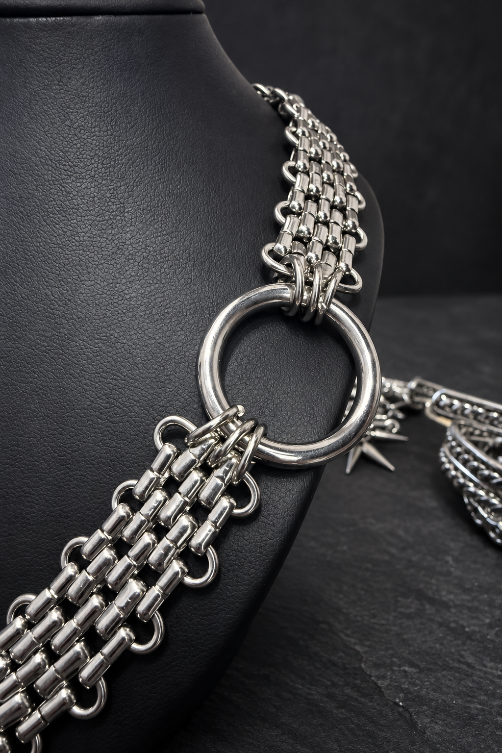 Collier à trois anneaux et mailles larges — détail du bijou, photo retouchée