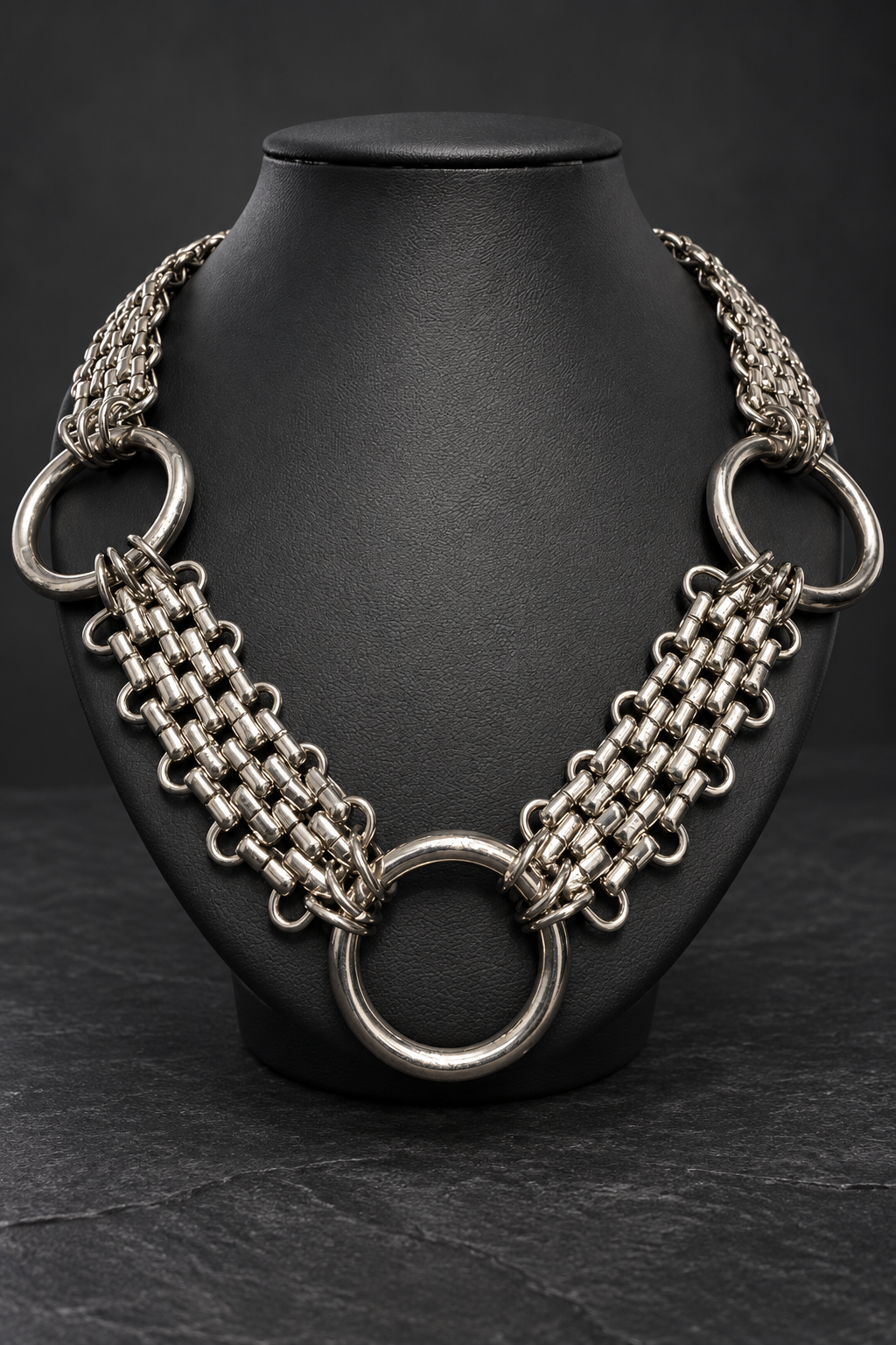 Collier à trois anneaux et mailles larges — détail du bijou, photo retouchée