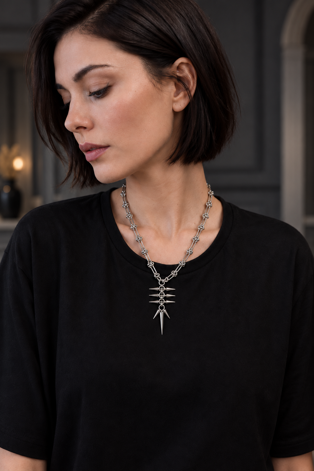 Collier à pointes porté — mise en scène avec mannequin, proportions réduites