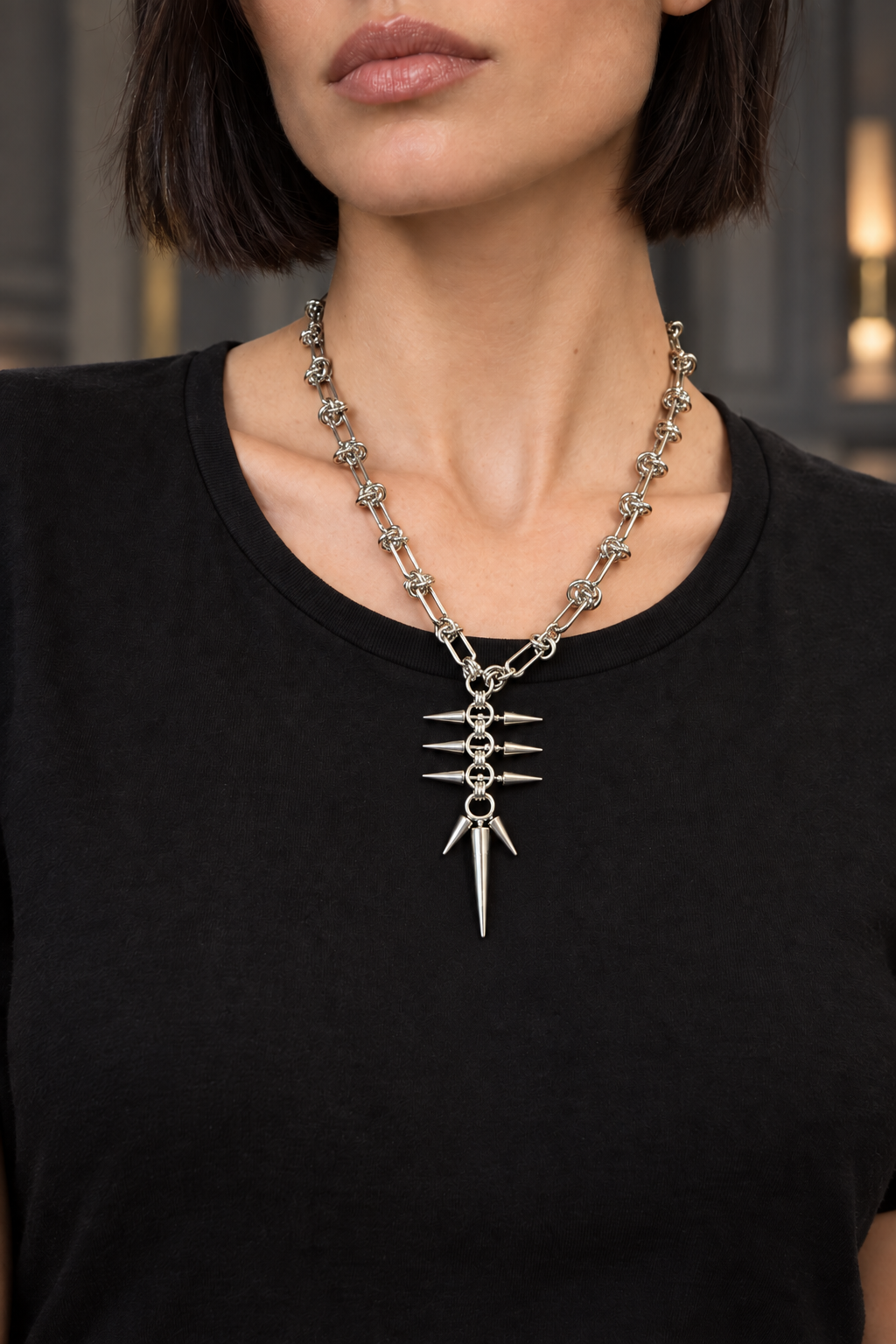 Collier à pointes porté — mise en scène avec mannequin, proportions réduites