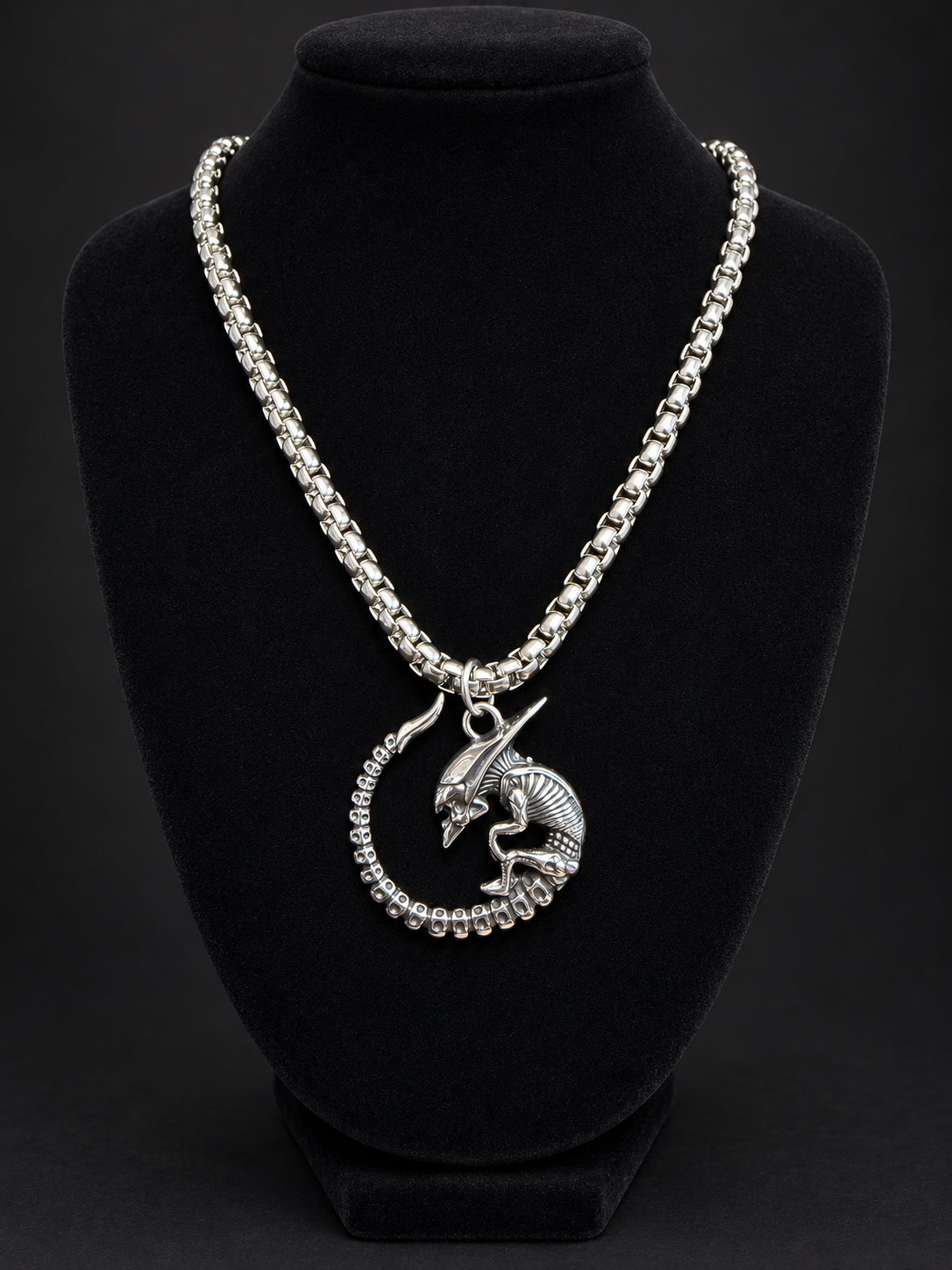 Collier Alien enroulé sur buste noir