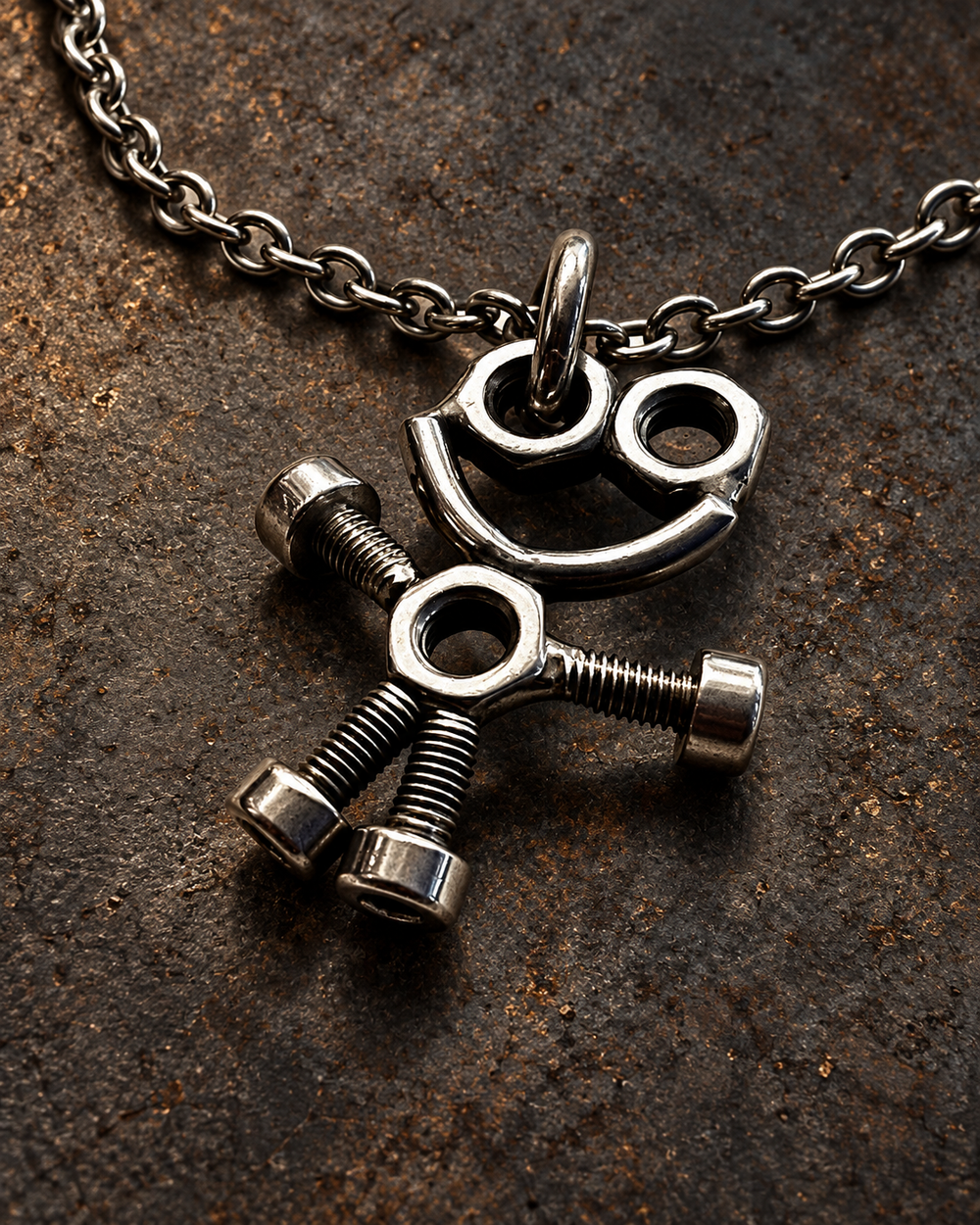 Collier avec pendentif bonhomme souriant, yeux et corps en écrous, bras et jambes en boulons