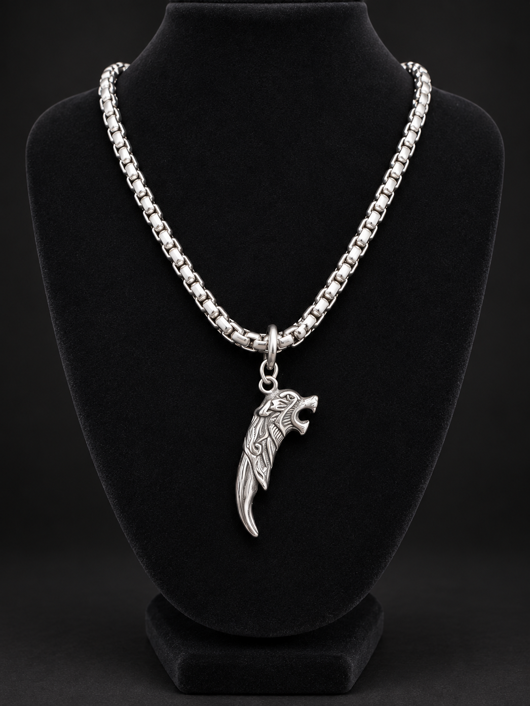 Collier tête de félin et griffe sur buste noir
