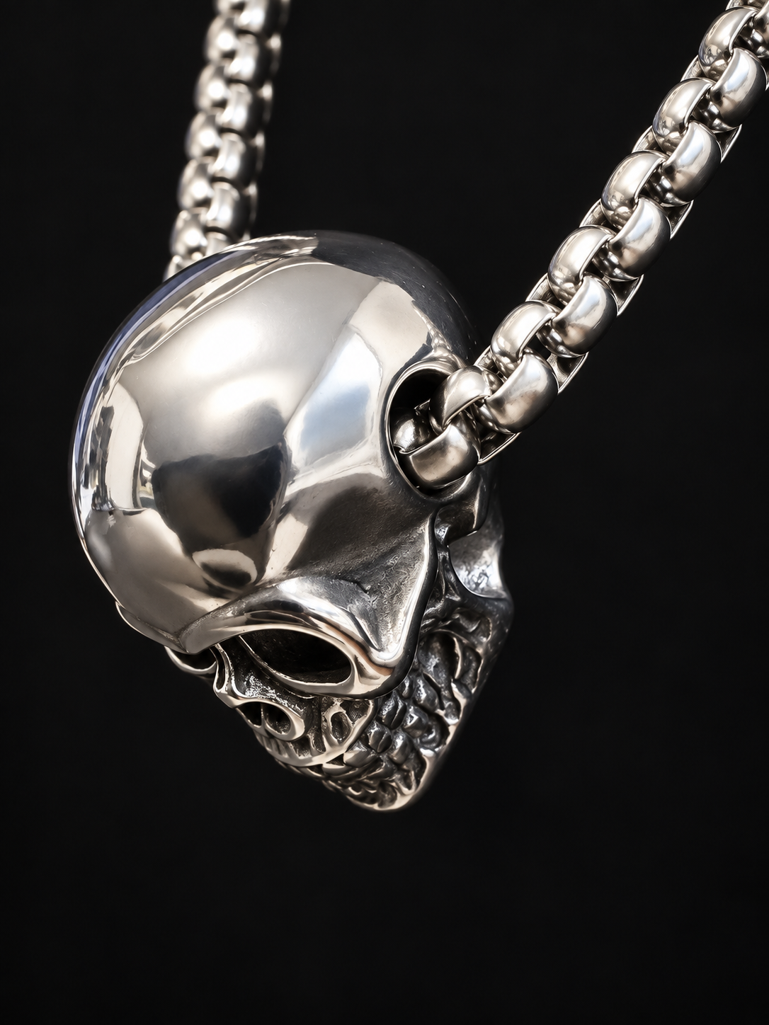 Collier grand crâne à chaîne traversante en acier inoxydable — détail latéral du passage de chaîne