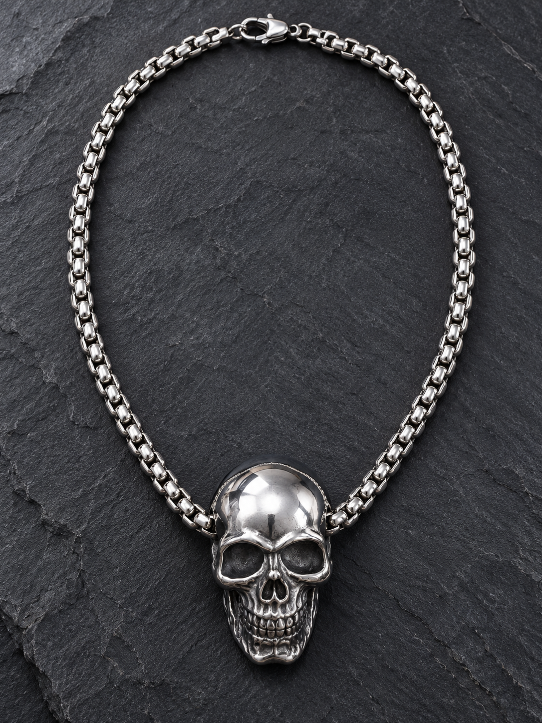 Collier grand crâne à chaîne traversante en acier inoxydable — vue d’ensemble sur ardoise
