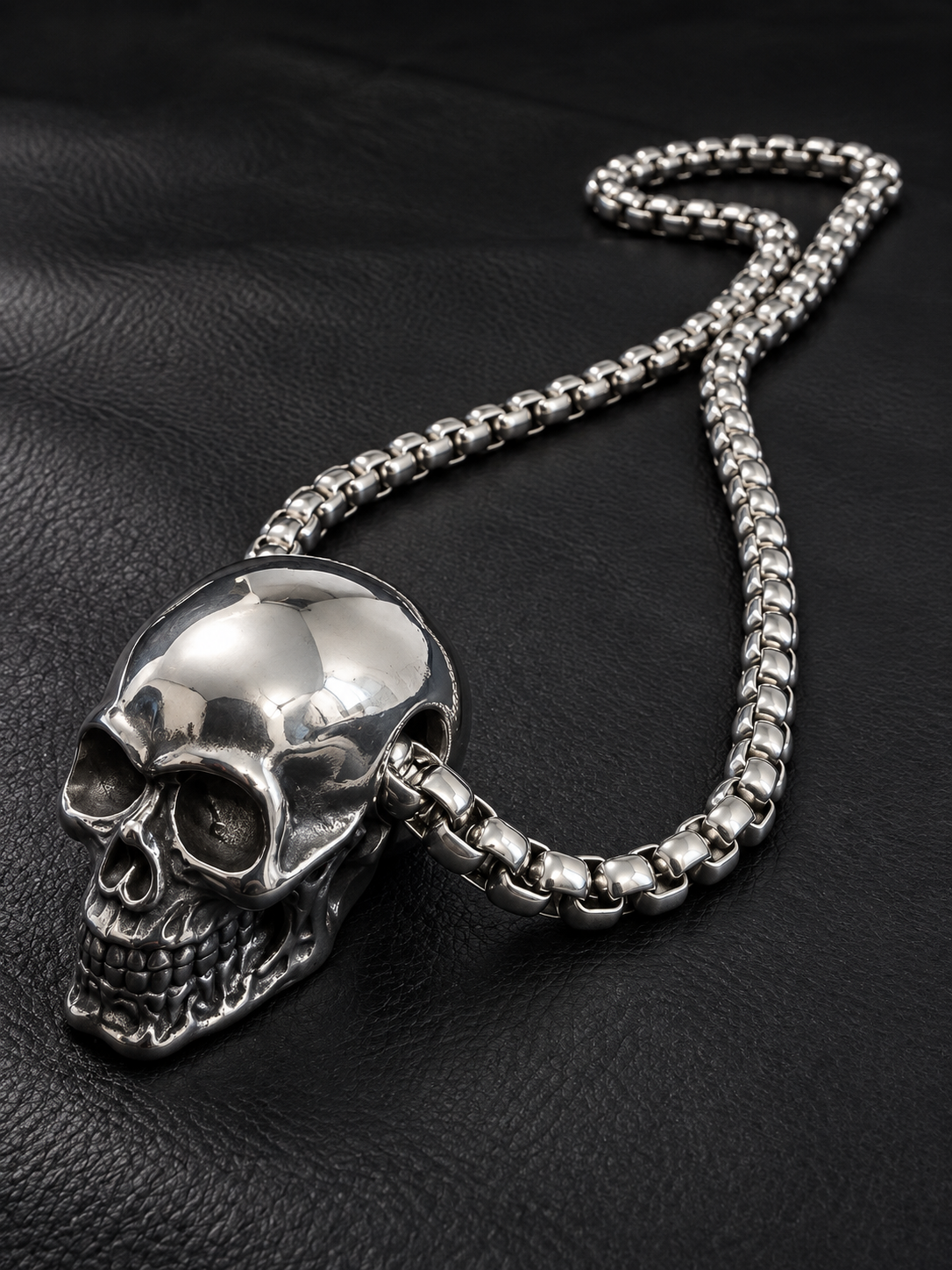 Collier grand crâne à chaîne traversante en acier inoxydable — vue sur cuir noir