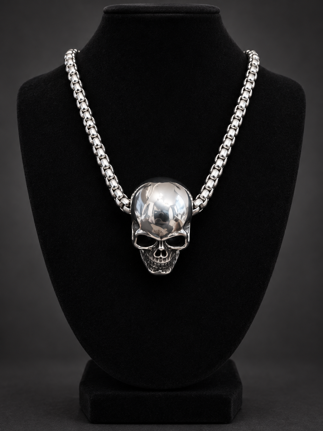 Collier grand crâne à chaîne traversante en acier inoxydable — vue sur buste