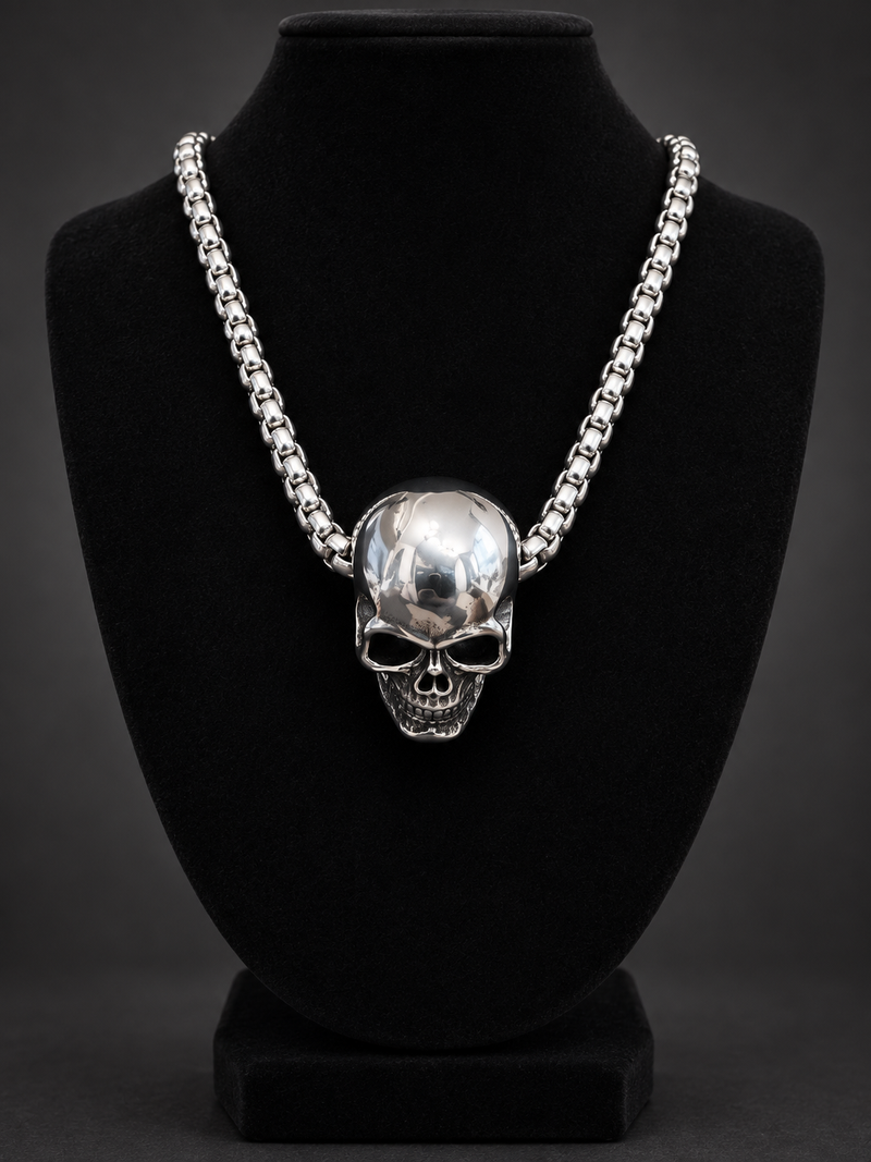 Collier grand crâne à chaîne traversante en acier inoxydable — vue sur buste