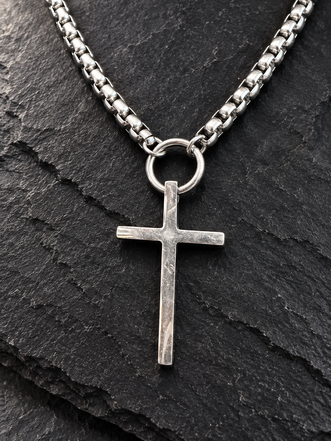 Collier croix et anneau en acier inoxydable — détail du pendentif