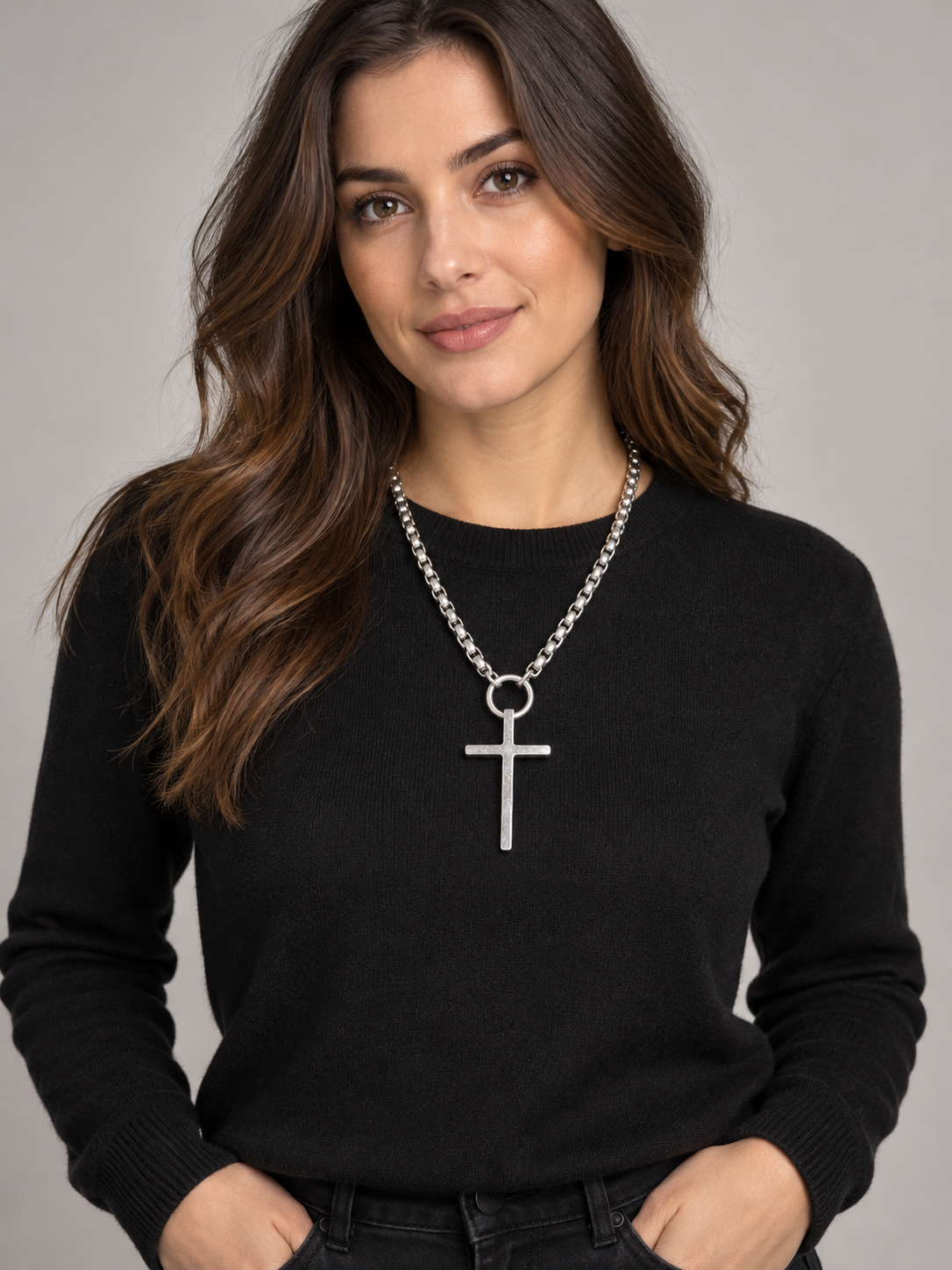 Collier croix et anneau en acier inoxydable — porté par une femme