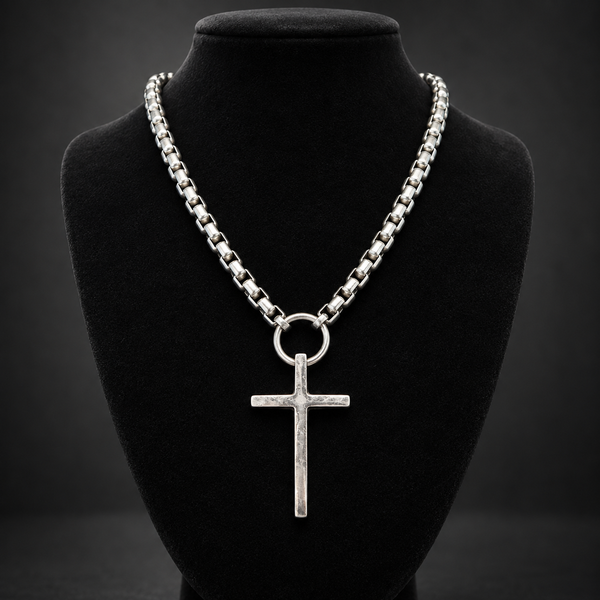 Collier croix et anneau en acier inoxydable — vue sur buste