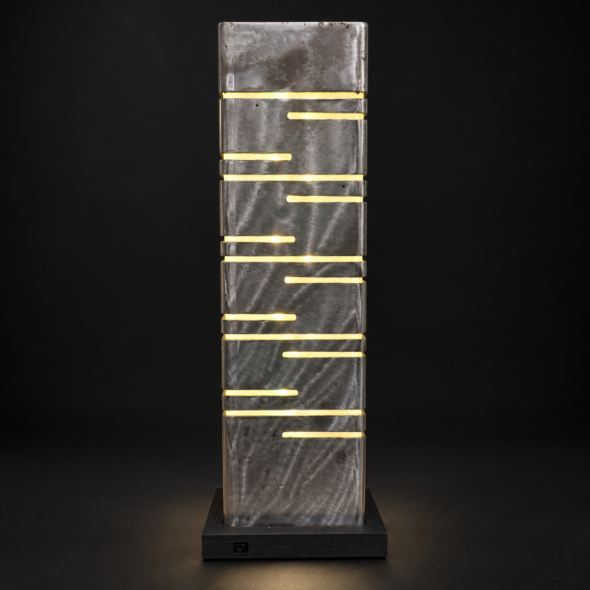 Face avant de la lampe LED en métal RGBW sur fond noir, capteur intégré au socle