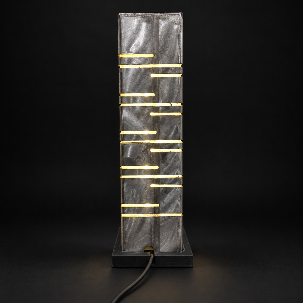 Face arrière de la lampe LED en métal sur fond noir, sortie du câble