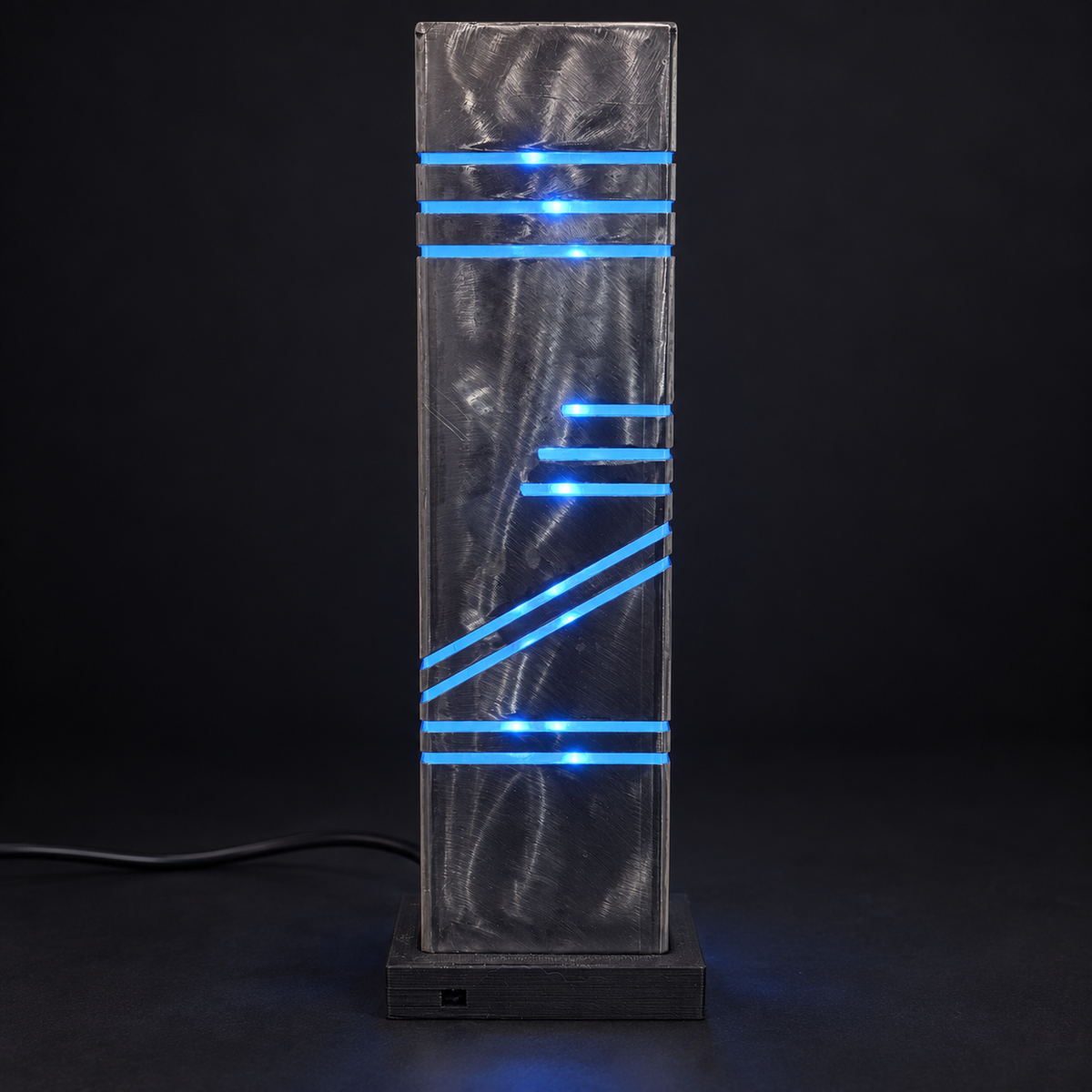 Première lampe LED en métal RGBW, découpes diagonales éclairées en bleu