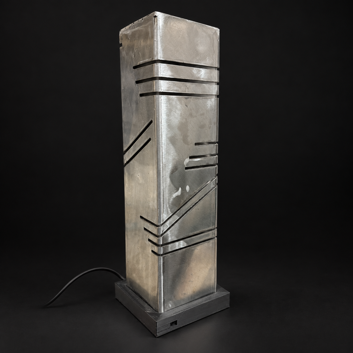 Première lampe en métal éteinte, vue de trois quarts