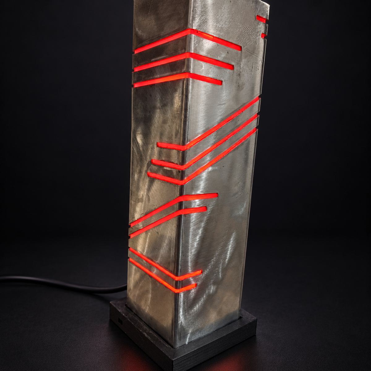 Détail des découpes de la première lampe, lumière rouge