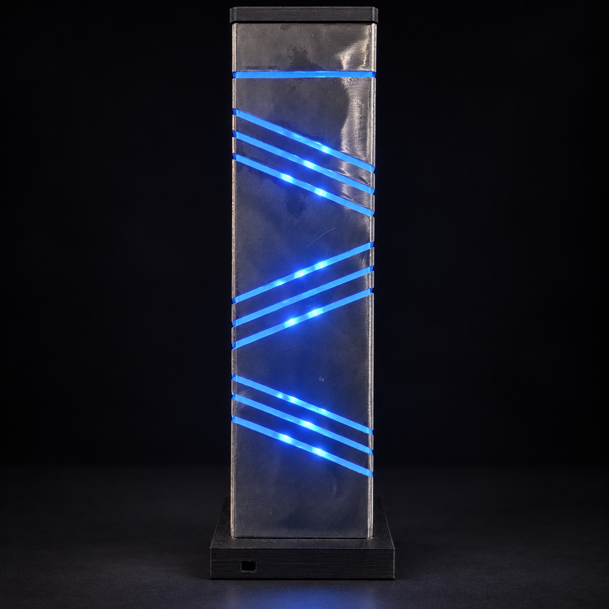 Lampe à poser en métal RGBW modèle 3, façade à diagonales bleues et capteur dans le socle