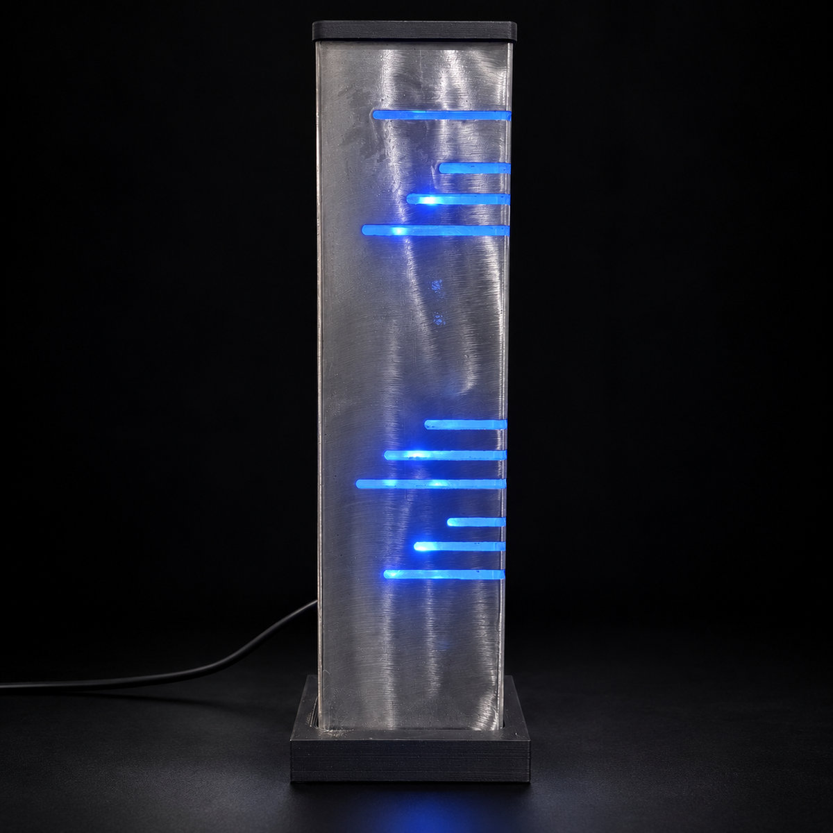 Côté droit de la lampe artisanale modèle 3, lignes LED horizontales dans le métal