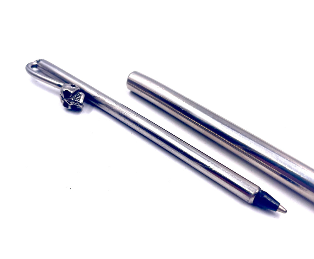 Stylo en acier inoxydable avec tête de mort et capuchon – vue d’ensemble